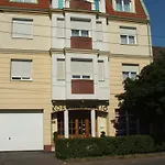 فندق مبيت وإفطار Korona Panzio 3*