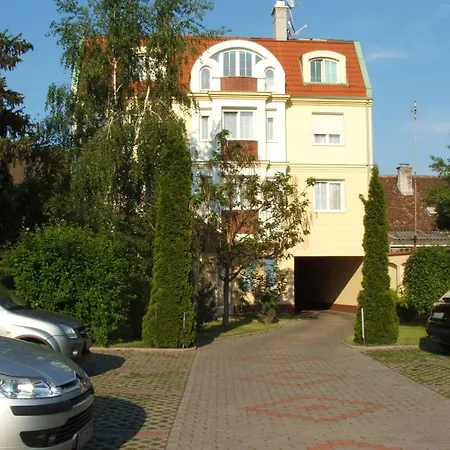 فندق مبيت وإفطار Korona Panzio ديبريتْسين